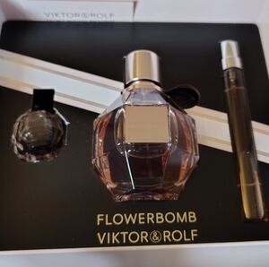 Flower Bomb perfume